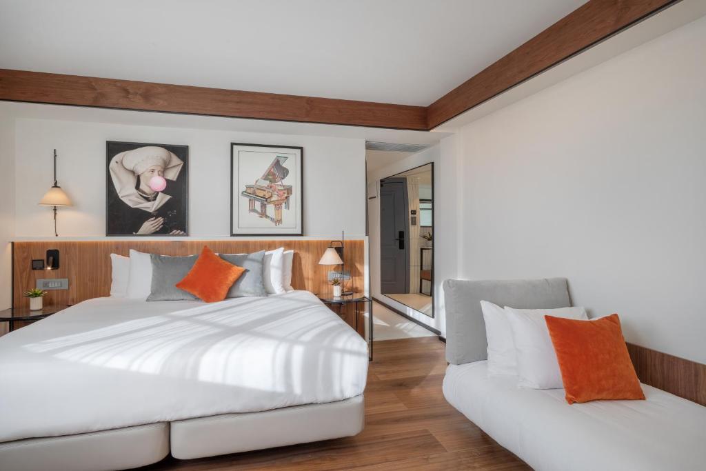 
The Level Family Room with Executive Lounge Access
