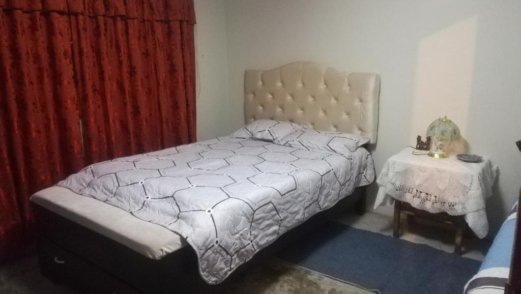 um quarto com uma cama grande e uma mesa em Chaska House BB em Huaraz