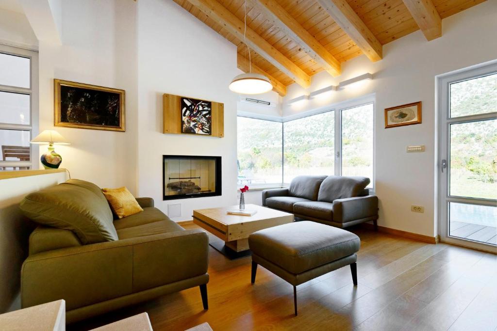 Posezení v ubytování Villa Jure with heated pool, great garden, quiet location