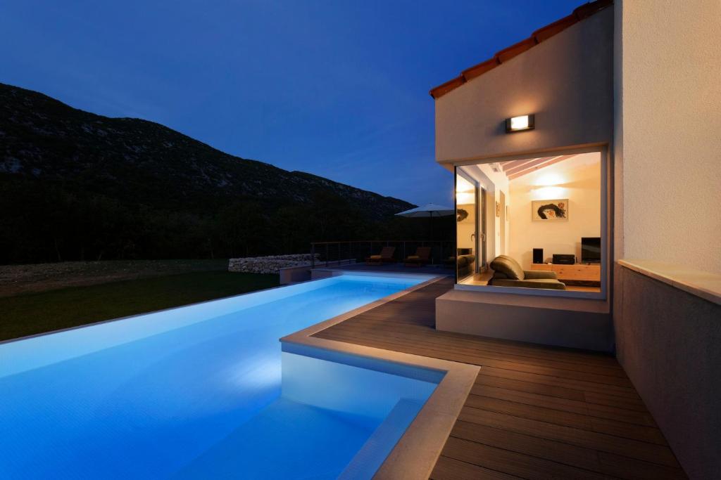 Bazén v ubytování Villa Jure with heated pool, great garden, quiet location nebo v jeho okolí