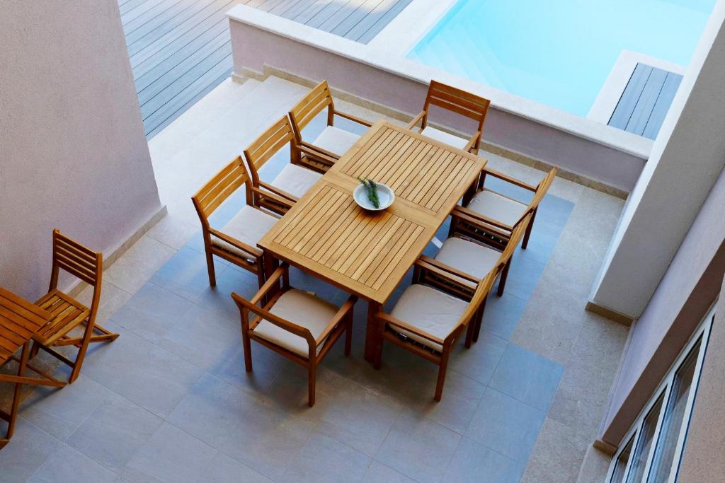 Bazén v ubytování Villa Jure with heated pool, great garden, quiet location nebo v jeho okolí