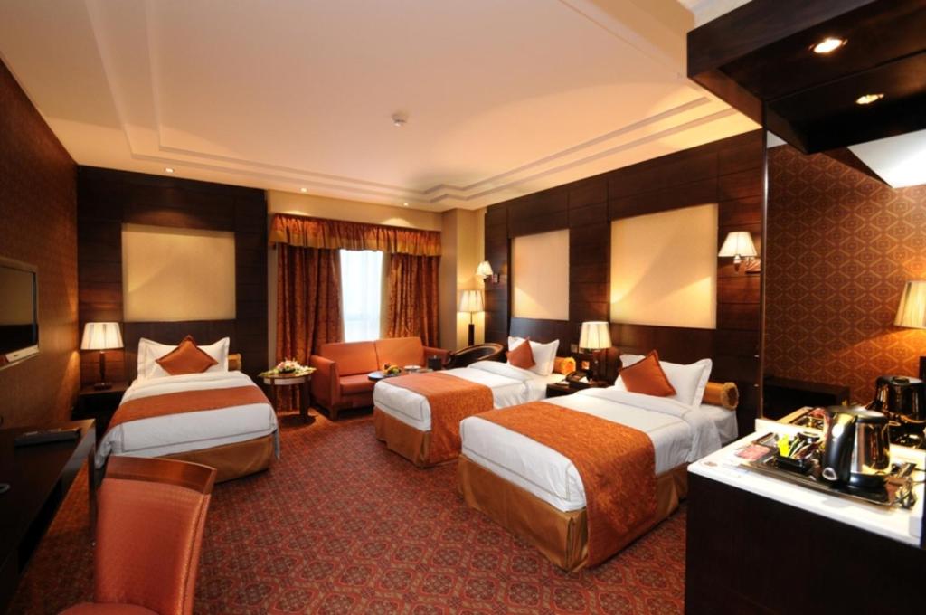 
A bed or beds in a room at Ruve Al Madinah Hotel
