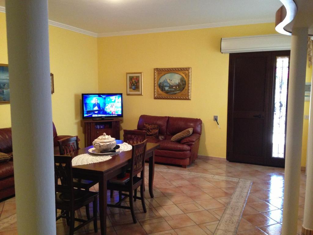 salon ze stołem i kanapą w obiekcie Villa Ortensia, villa in Alto Salento w mieście Torre Ovo