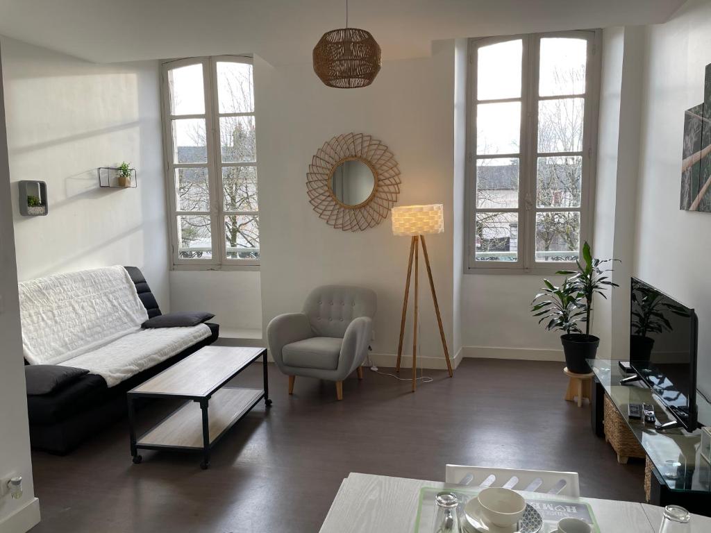 a living room with a couch and a chair at Appartement lumineux centre Pau proche château et gare in Pau