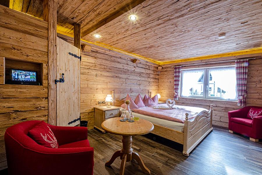 Postel nebo postele na pokoji v ubytování Almhotel Grünsteinblick