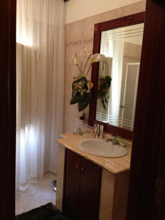 łazienka z umywalką i lustrem w obiekcie Villa Ortensia, villa in Alto Salento w mieście Torre Ovo