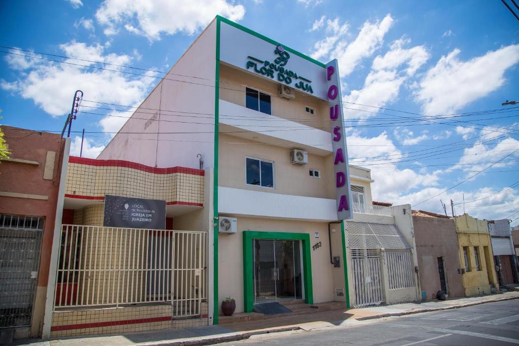 un edificio al lado de una calle en Hotel e Pousada Flor do Juá en Juazeiro do Norte