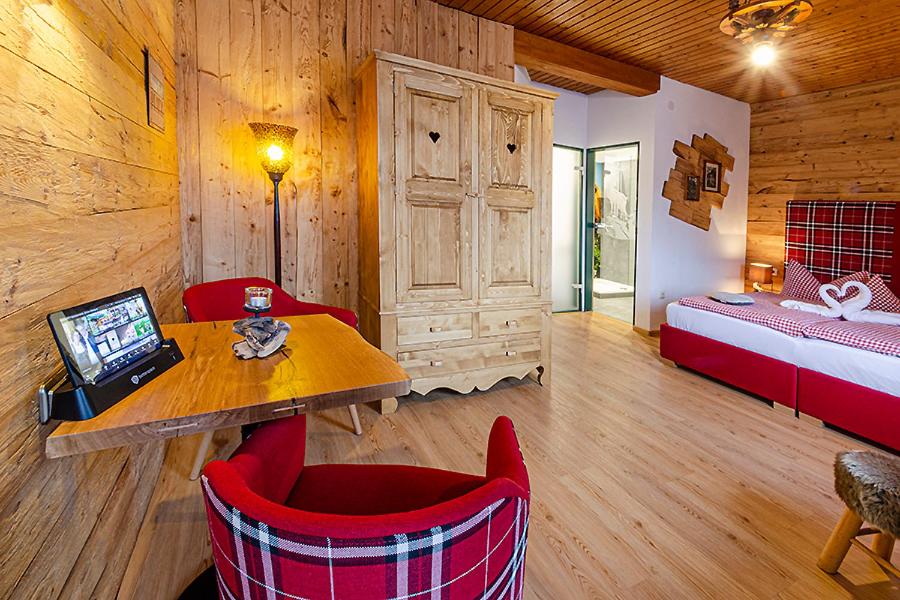 Postel nebo postele na pokoji v ubytování Almhotel Grünsteinblick