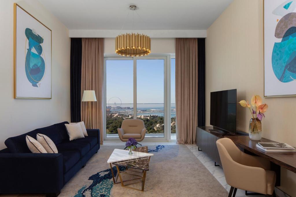 TV a/nebo společenská místnost v ubytování Avani Plus Palm View Dubai Hotel & Suites