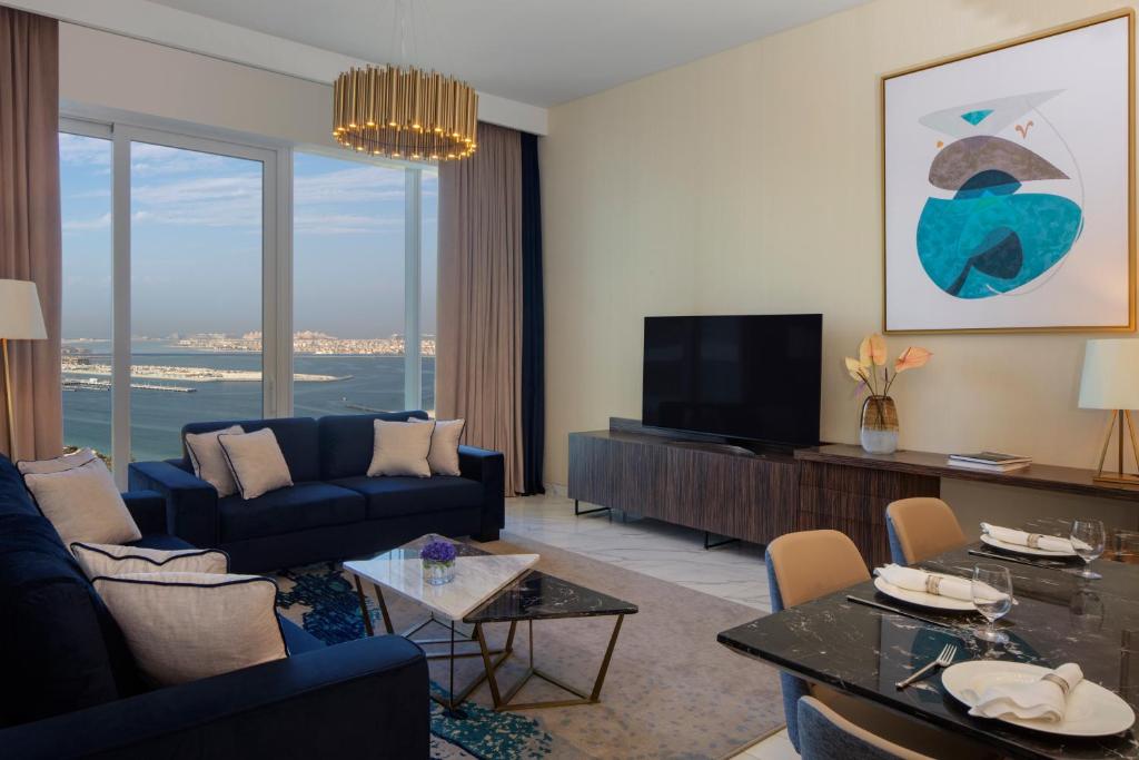 TV a/nebo společenská místnost v ubytování Avani Plus Palm View Dubai Hotel & Suites