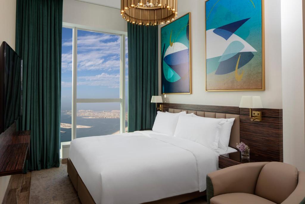 Postel nebo postele na pokoji v ubytování Avani Plus Palm View Dubai Hotel & Suites