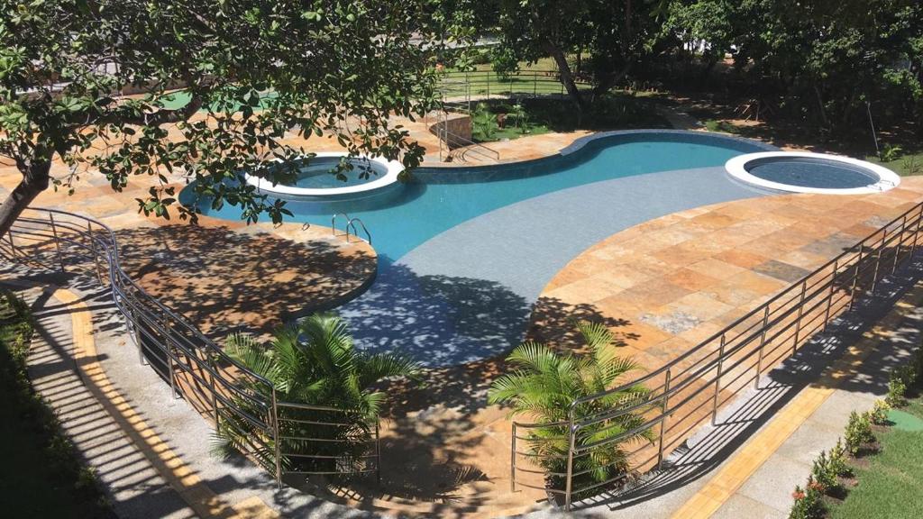 - une vue sur la piscine située à l'arrière de l'établissement dans l'établissement Apto Novo no melhor d Pipa, à Pipa