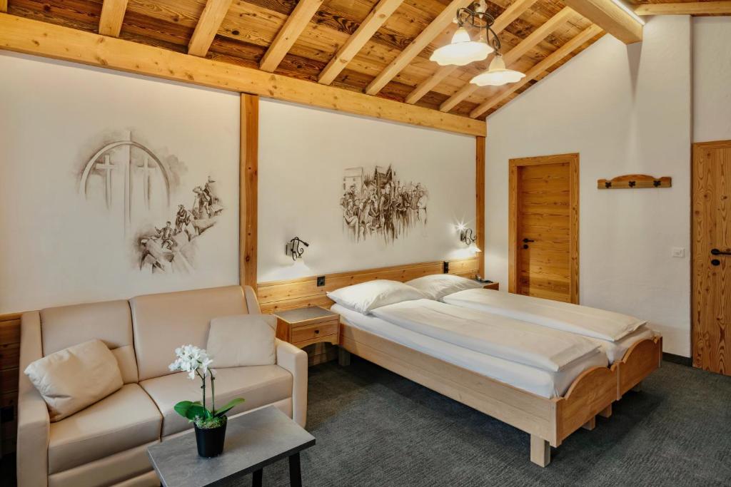 Postel nebo postele na pokoji v ubytování Hotel Antika