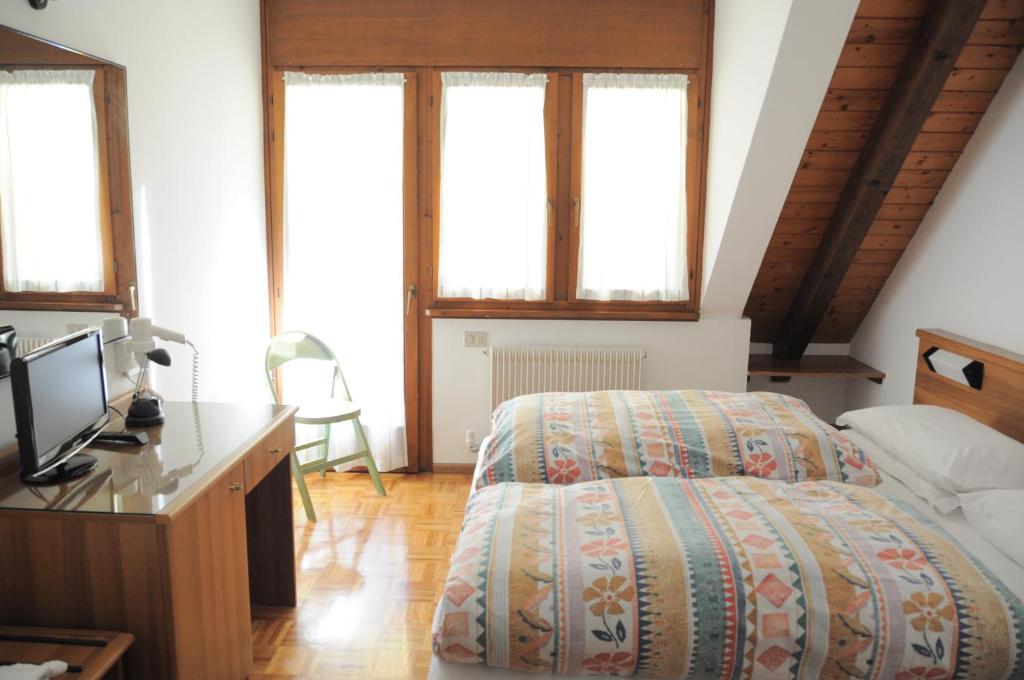 Postel nebo postele na pokoji v ubytování Hotel Europa Cembra