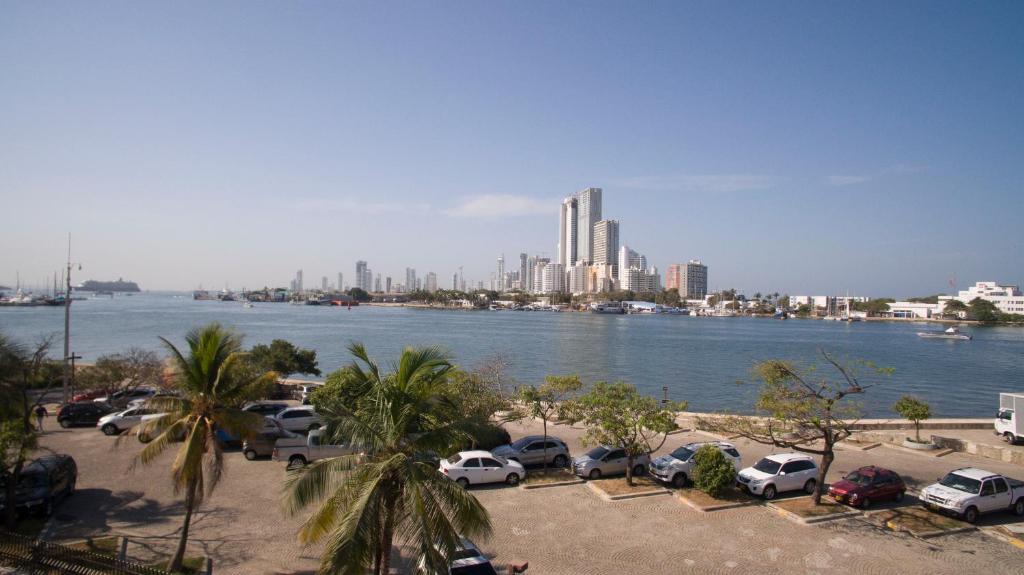 een uitzicht op een stad met auto's geparkeerd op een parkeerplaats bij Hotel Santa Cecilia B&B in Cartagena