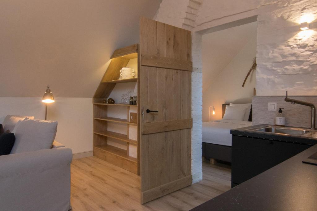 una cocina con una puerta que conduce a un dormitorio en Atelier Botanie luxury short stay apartment en Hasselt