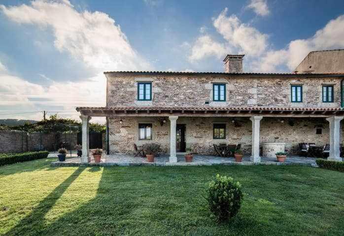 Casa de piedra grande con patio grande en Hotel - Casa de Turismo Rural Dugium, en Finisterre