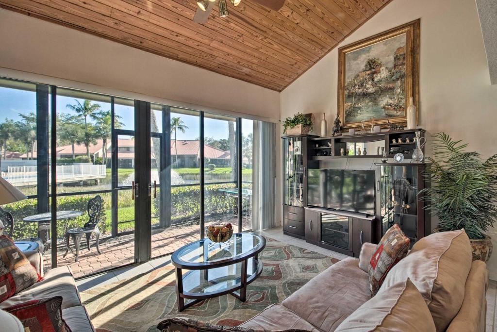 棕榈滩花园1 Mi to PGA Golf Retreat with Pool in Palm Beach的带沙发和桌子的客厅