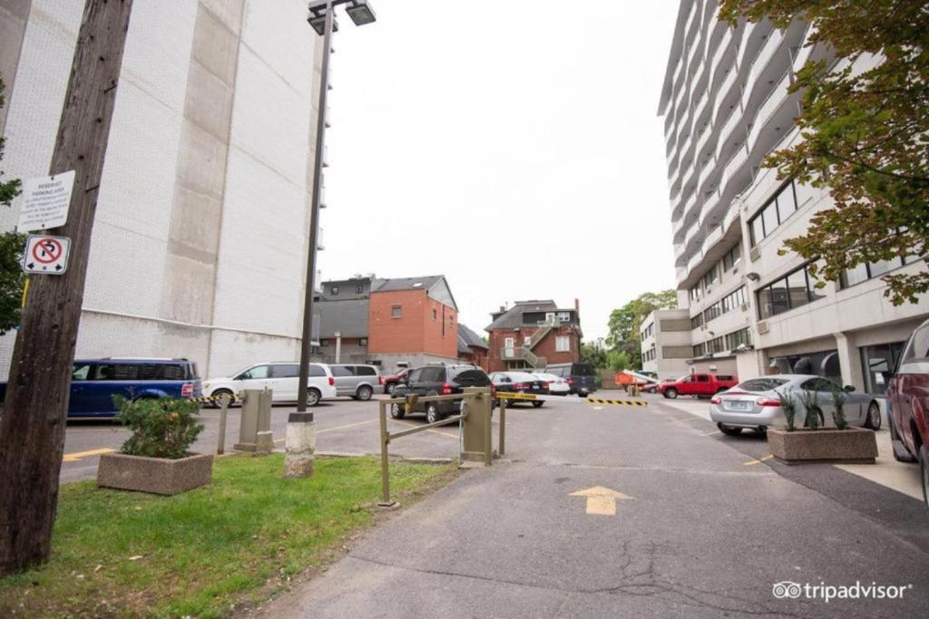a street with cars parked on the side of the road at The Business Inn in Ottawa