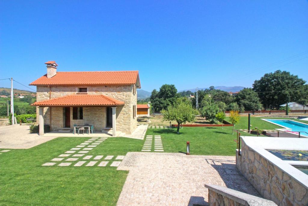 Bazén v ubytování Casa da Terrada by Gerês Casas nebo v jeho okolí