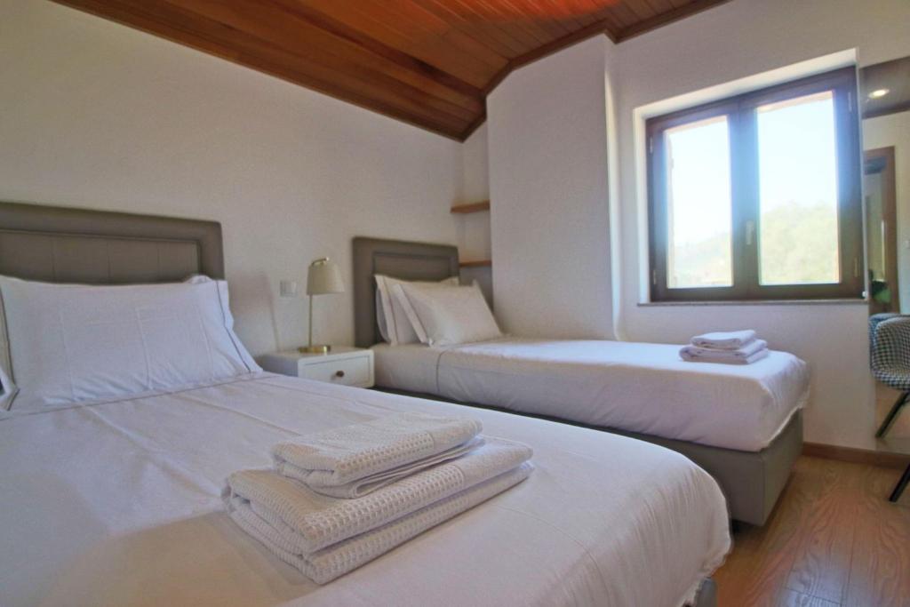 Postel nebo postele na pokoji v ubytování Casa da Terrada by Gerês Casas