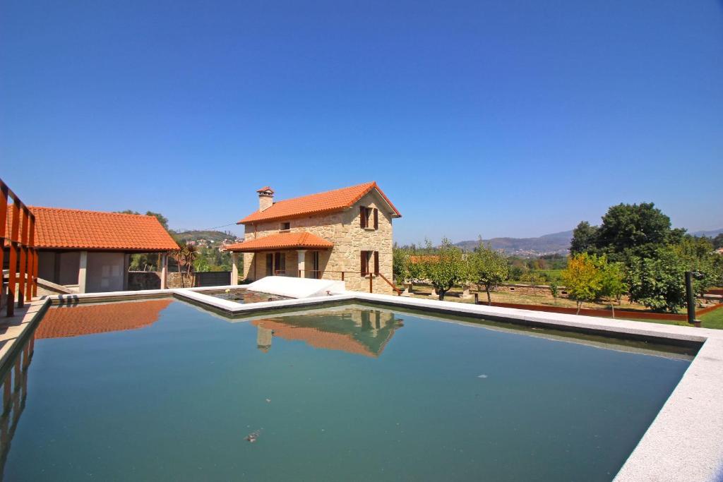 Bazén v ubytování Casa da Terrada by Gerês Casas nebo v jeho okolí