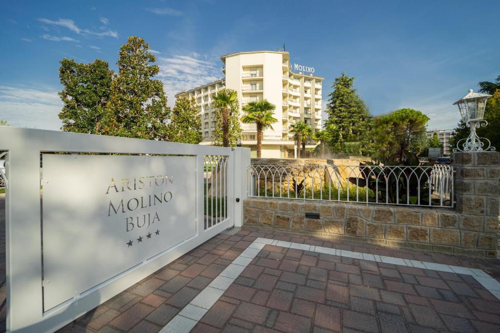 un cancello bianco con un edificio sullo sfondo di Hotel Ariston Molino Buja ad Abano Terme