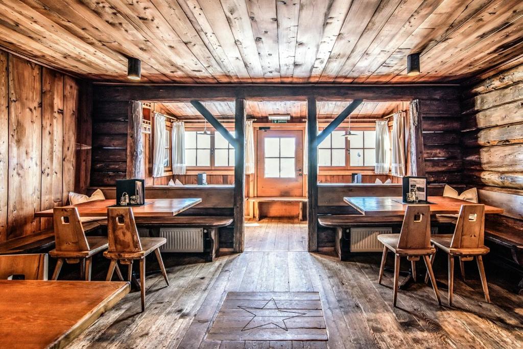 Reštaurácia alebo iné gastronomické zariadenie v ubytovaní Chalet Stern