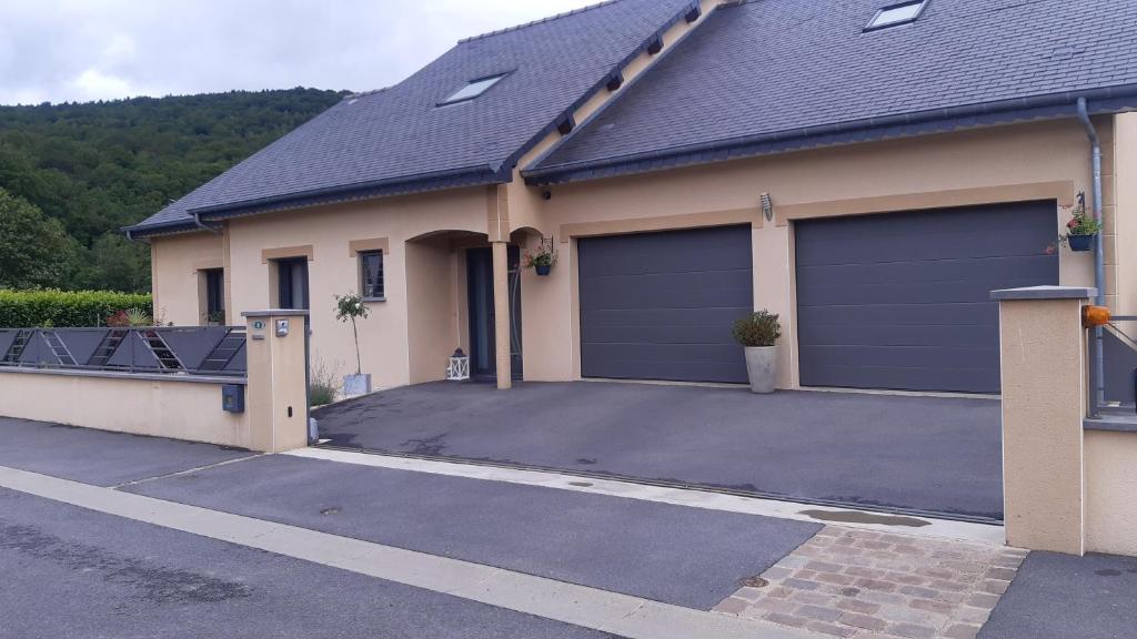 una casa con due porte garage in un vialetto di Gite Vallée et Semoy a Tournavaux