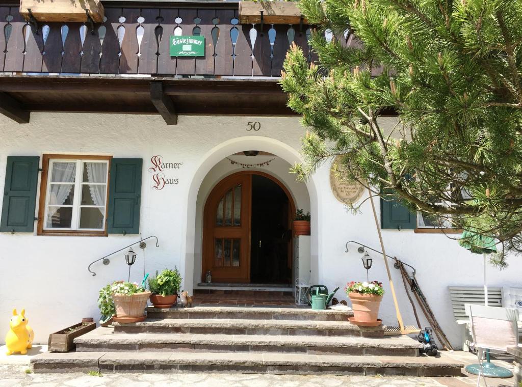 una casa con escaleras que conducen a la puerta principal en Pension Karner, en Mittenwald