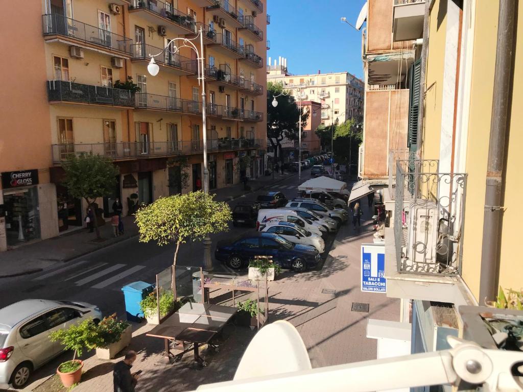 een uitzicht op een straat met geparkeerde auto's en gebouwen bij Una Rosa Blu in Salerno