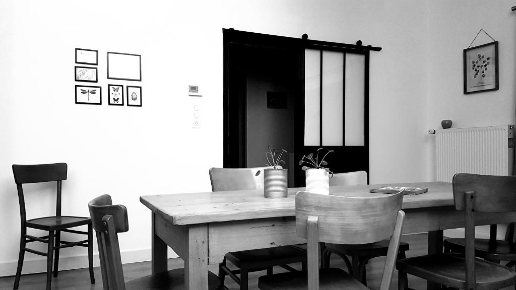 ein Esszimmer mit einem Holztisch und Stühlen in der Unterkunft Gîte de la Croisette in Sommeilles