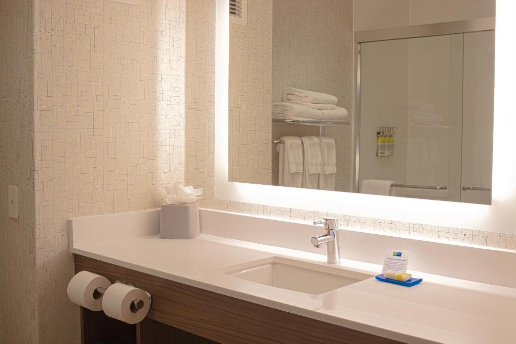 Holiday Inn Express Hotel & Suites Livermore by IHG - Standard Queen Room With Two Queen Beds
