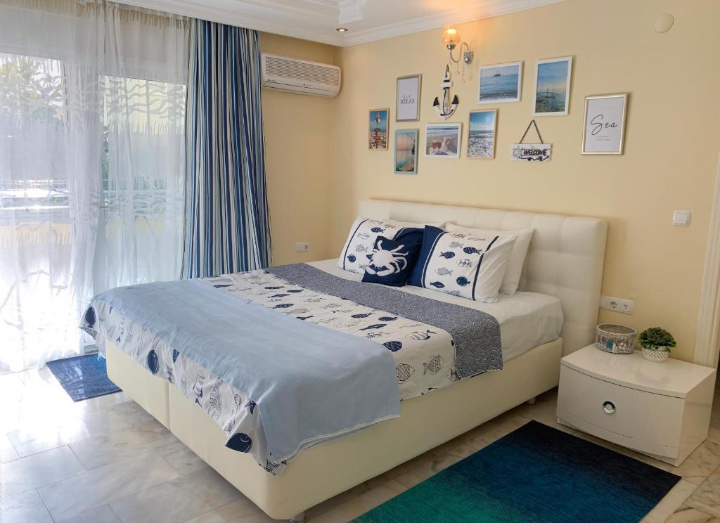 マフムトラールにあるComfort & Relax Home "Marine Holiday"のベッドルーム(ベッド1台、窓付)