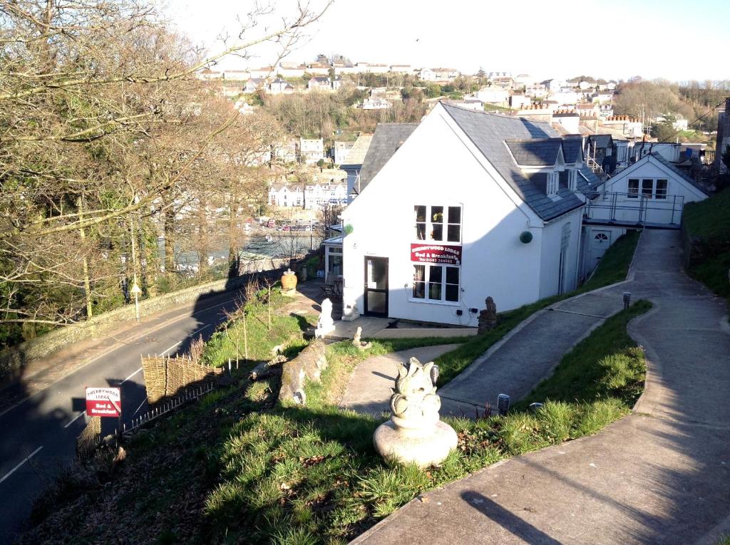 a house with a bunny statue on the side of a road at Cherrywood Lodge in Looe