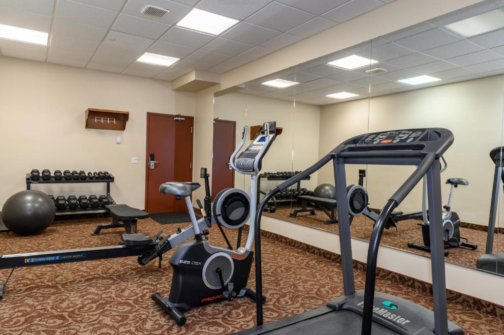 Fitness centrum a/nebo fitness zařízení v ubytování Super 8 by Wyndham Cochrane