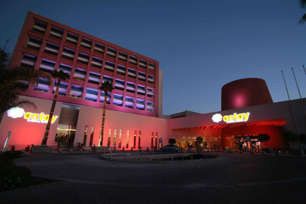 un edificio con un edificio con luces moradas. en Antay Casino Hotel, en Copiapó