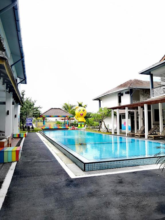 Bazén v ubytování Alia Residence Business Resort nebo v jeho okolí