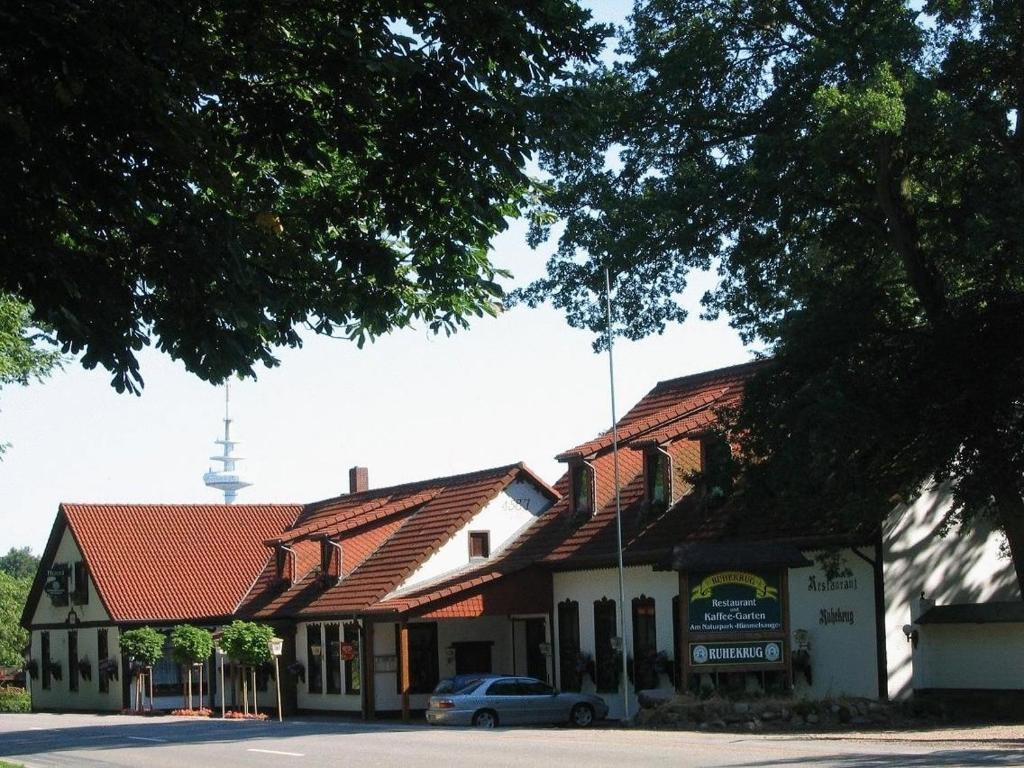 石勒蘇益格的住宿－魯嗨克魯格酒店，前面有停车位的建筑