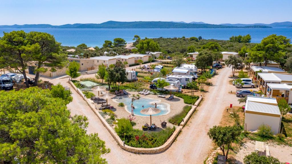 een luchtzicht op een resort met een zwembad bij Mobile Homes at Camping Ugljan Resort in Ugljan