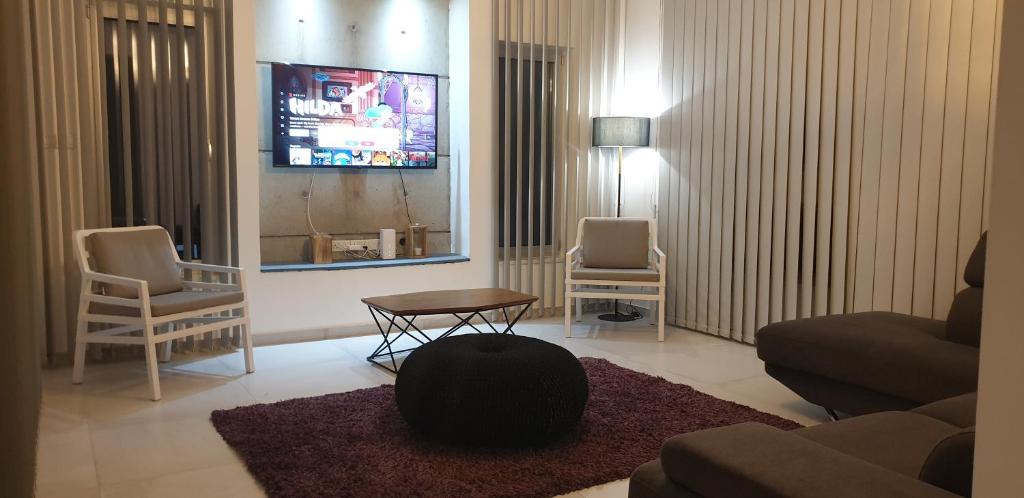 TV a/nebo společenská místnost v ubytování Maximos Luxury Villa with Pool -BREAKBOOKING-CY