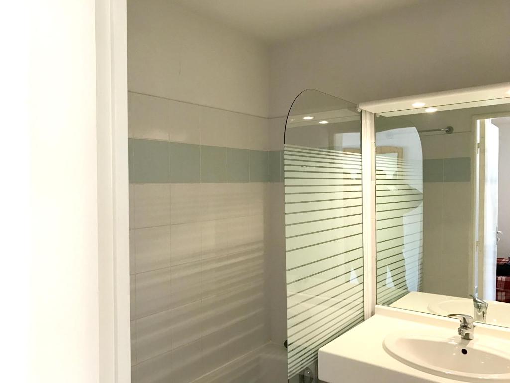 アロスにあるAppartement d'une chambre avec piscine partagee et balcon a Allosのバスルーム(シャワー、シンク付)