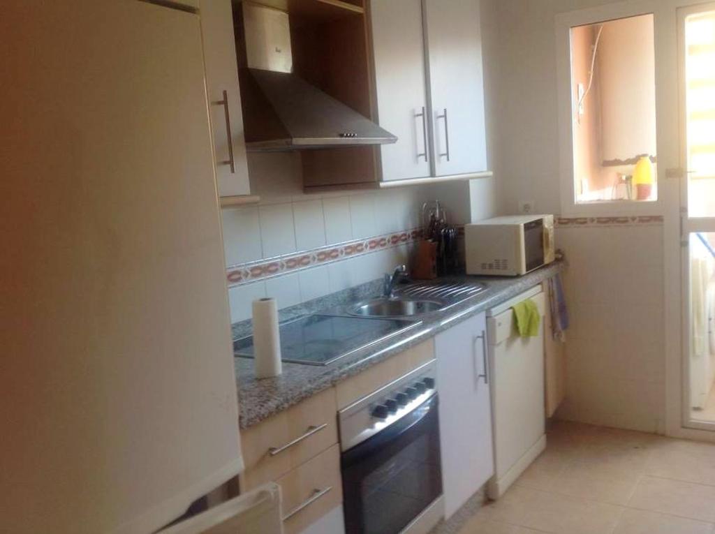 Kuchyňa alebo kuchynka v ubytovaní Bright apartment with sea view in Casares, 96 m², pool