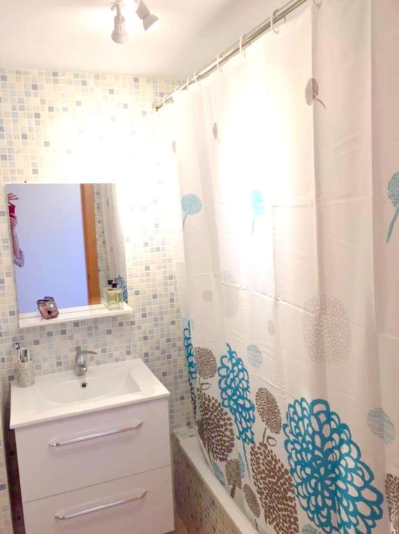 Kúpeľňa v ubytovaní Bright apartment with sea view in Casares, 96 m², pool