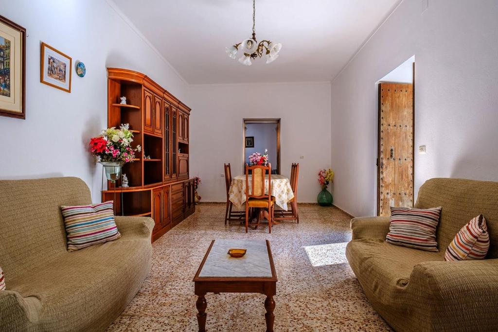 Posezení v ubytování Elegant Villa in Sant Miquel de Balansat with Private Pool