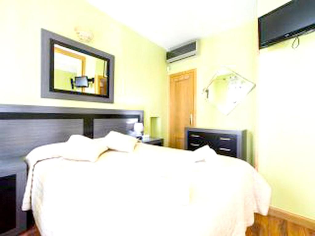 Postel nebo postele na pokoji v ubytování Cosy apartment in the heart of Madrid, 45m², with A/C