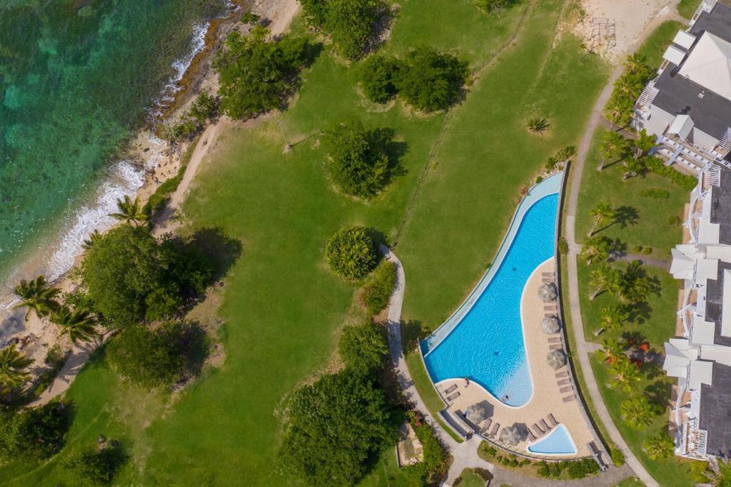 Bazén v ubytování Karibea Sainte Luce Hotel nebo v jeho okolí