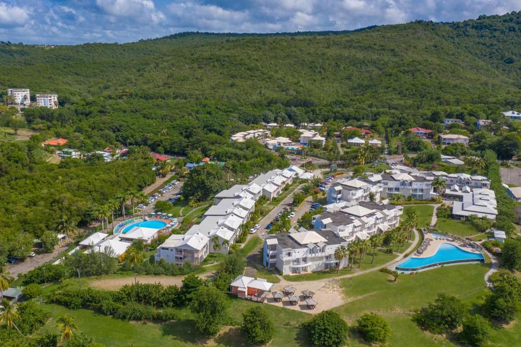 Nespecifikovaný výhled na hory nebo výhled na hory při pohledu z hotelu