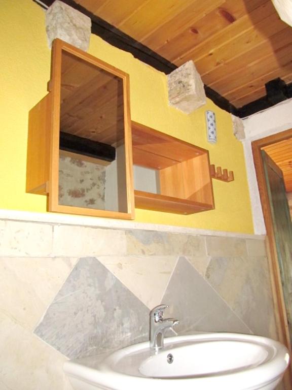 Koupelna v ubytov&aacute;n&iacute; 2 bedrooms apartement at Betina 60 m away from the beach with sea view furnished terrace and wifi