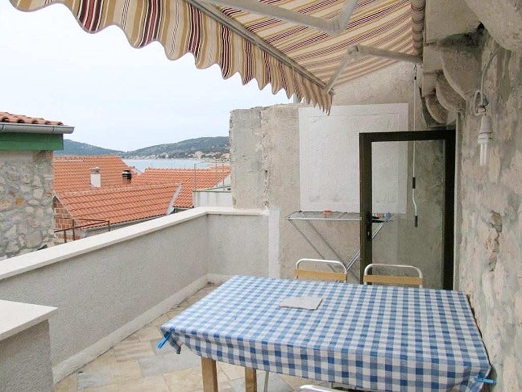Balk&oacute;n nebo terasa v ubytov&aacute;n&iacute; 2 bedrooms apartement at Betina 60 m away from the beach with sea view furnished terrace and wifi